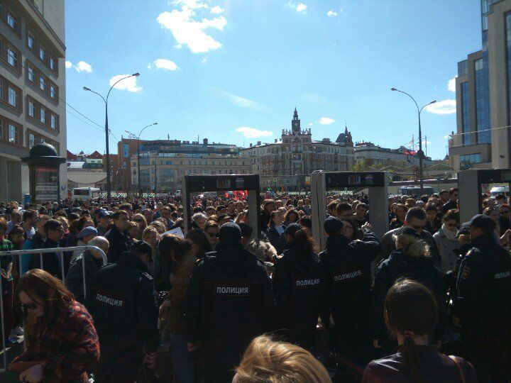 Сотрудники полиции Москвы начали задержания на акции против программы реновации.
