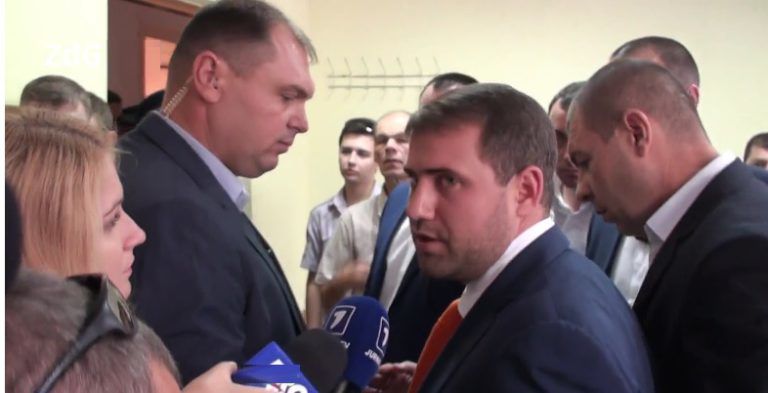 Ilan Shor vine cu paza sa de corp și nu cu escorta CNA la jude­că­to­rie, iar acest lucru pare unul firec pen­tru auto­ri­tăți.