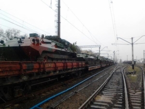 Locuitorii dintr-o localitate din regiunea Donețk din Ucraina au observat astăzi un tren care transporta 30 de tancuri, anunță publicația Gorlovka.ua.