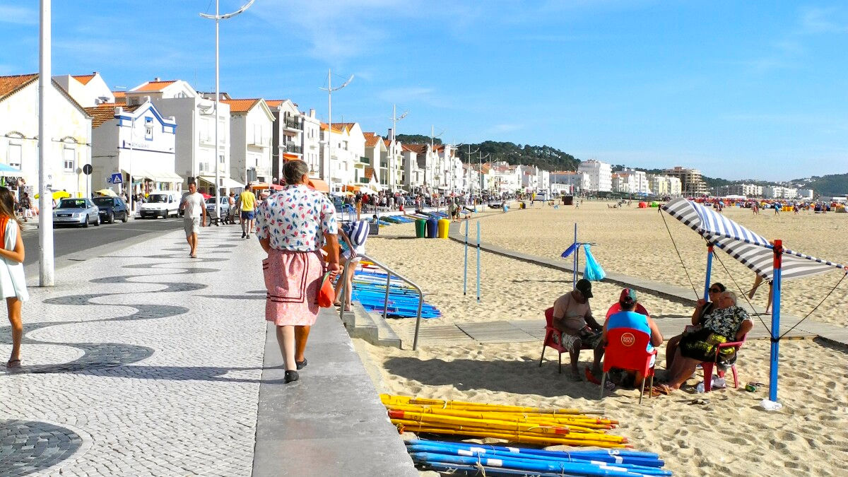 Peste 100 de persoane s-au îmbolnăvit după ce au vizitat plaja Nazaré din Portugalia.