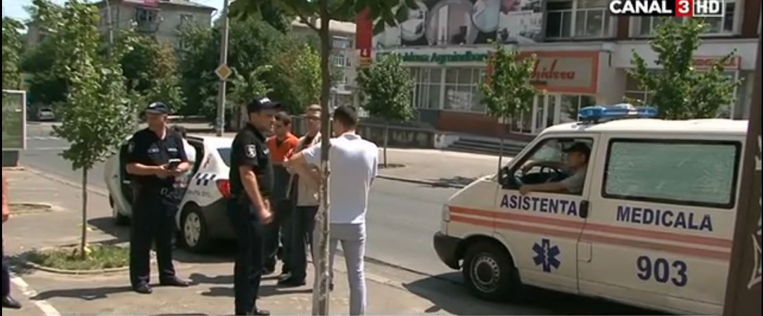 Bărbatul snopit în bătaie a fost transportat de urgenţă la spital.