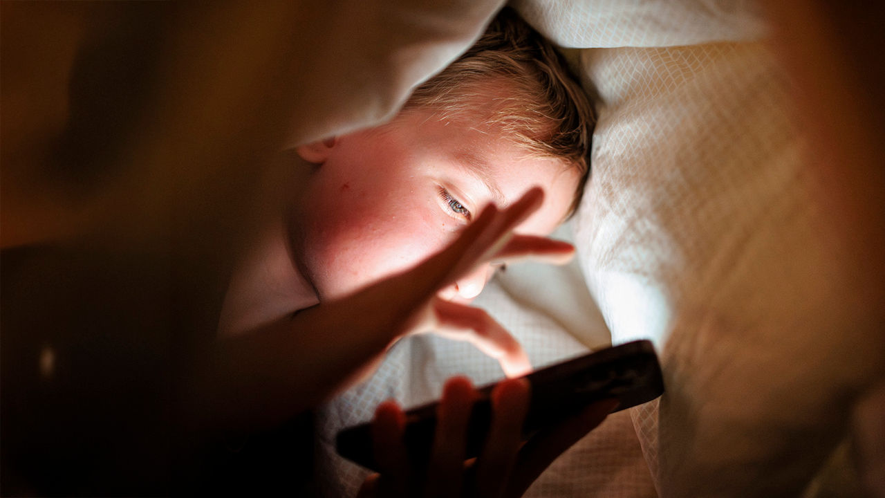 Renunțarea la smartphone înainte de culcare îmbunătățește somnul și notele adolescenților.