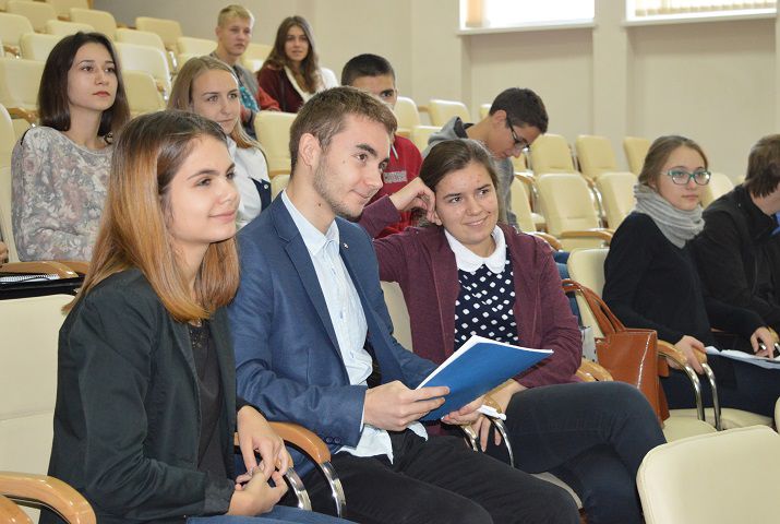 Участники говорили о позитивных и негативных аспектах новых информационных технологий и их влияния на общение между людьми.