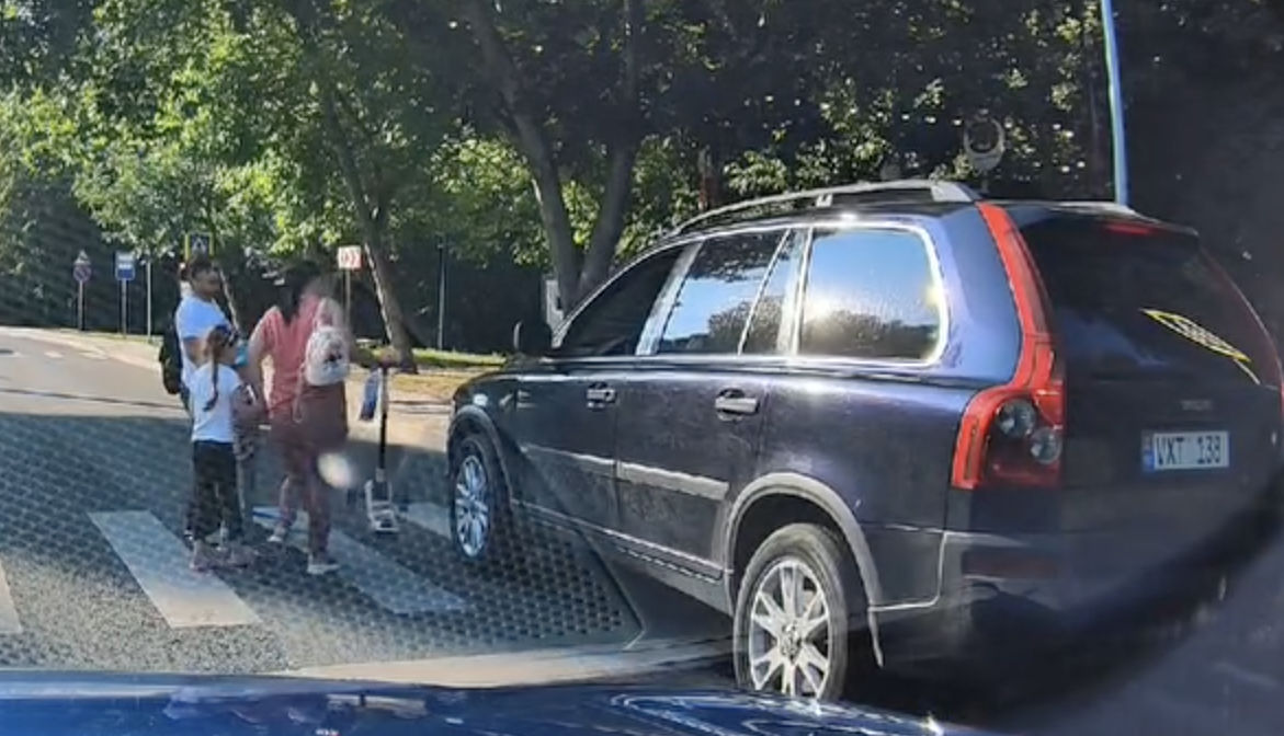 В Кишиневе водитель Volvo едва не сбил женщин с двумя детьми на пешеходном переходе.