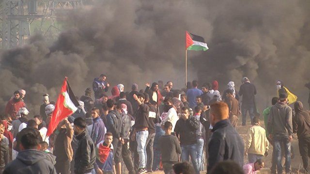 Protestatarii palestinieni au dat foc la pancarte cu portretul vicepreşedintelui SUA.