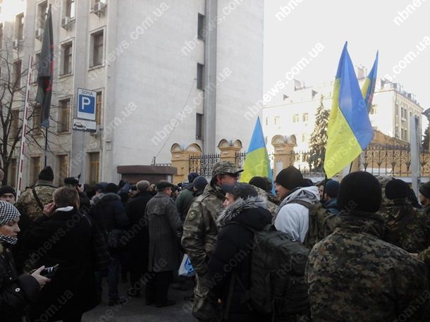 Пикетчики окружили Администрацию президента и требуют наказать виновных в "котле" под Иловайском.