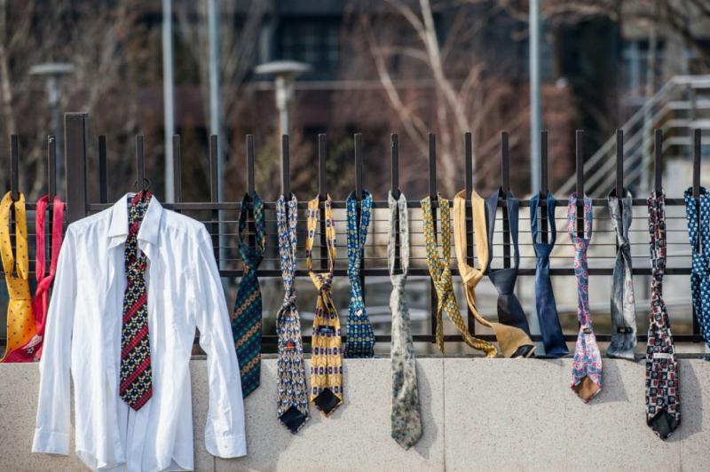 Motivul pentru care au fost agățate 300 de cravate pe gardul guvernului din Kosovo