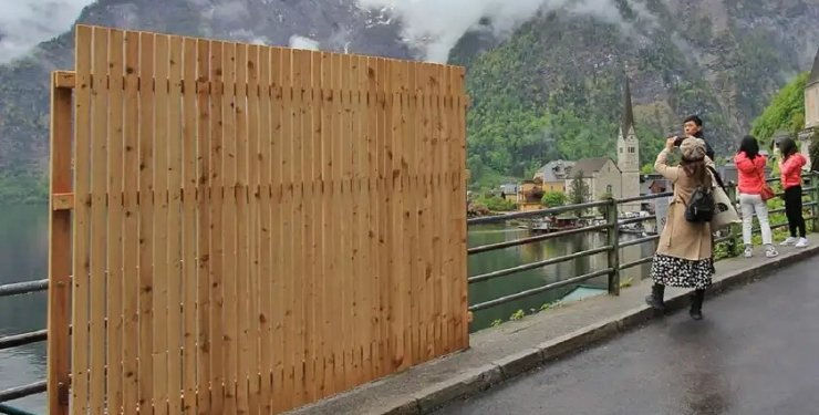 В Австрии туристический городок решил бороться с туристами.
