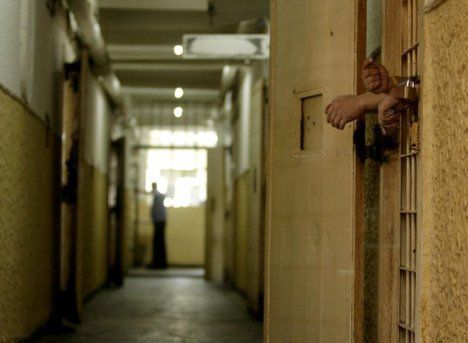 Cazul tinerei stropite cu acid: Făptaşii, condamnaţi la închisoare pe viaţă. Foto simbol: evz.ro