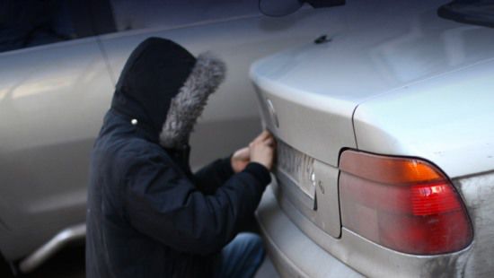 Задержанные пытались снять колёса с машины, однако им помешал хозяин авто. Фото: litsa.com.ua