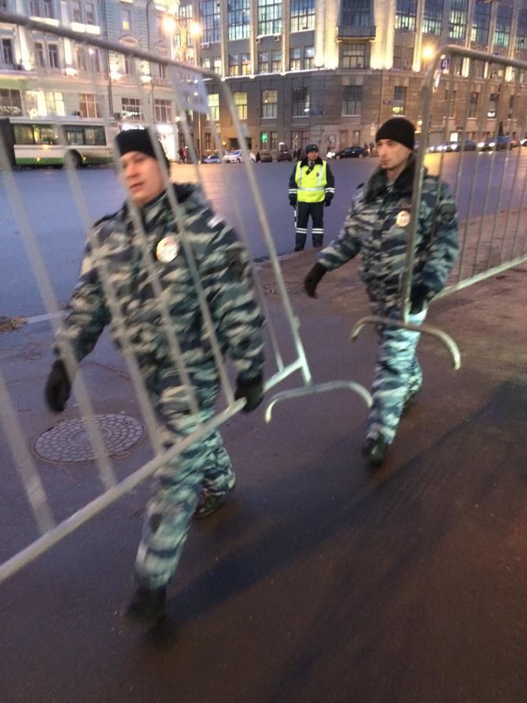 Правоохранительные органы стягивают дополнительные силы в центр Москвы.