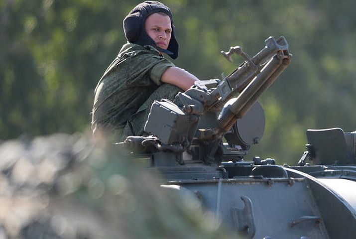 Всего в учениях участвовало около 400 военнослужащих и свыше 30 единиц техники.