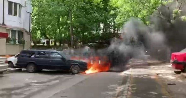 На Чеканах загорелся автомобиль.