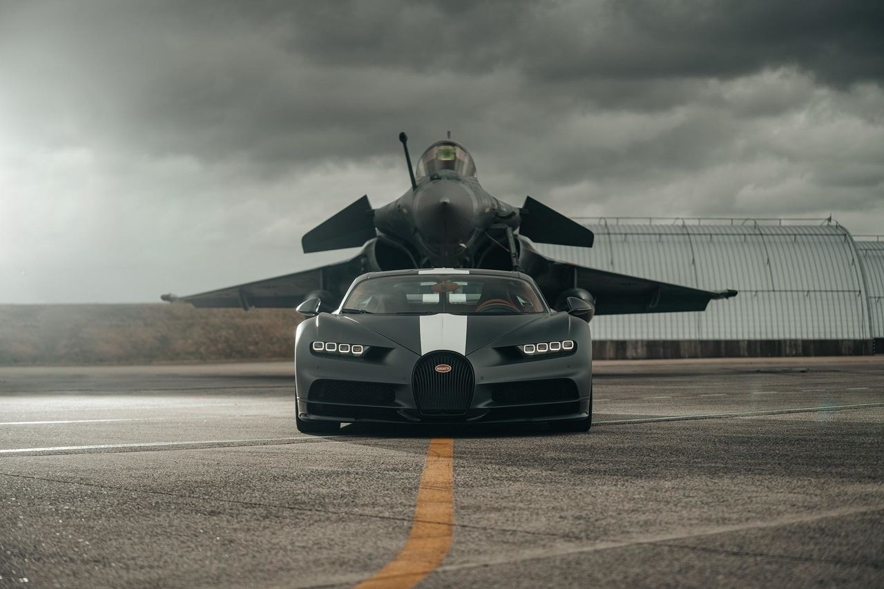 Bugatti устроила гонку гиперкара с палубным истребителем.