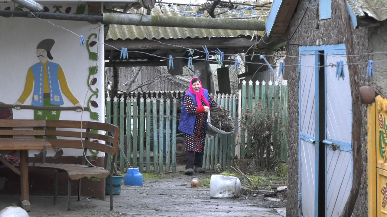 Vremea geroasă îi lasă pe mai mulți vârstnici fără lemne de foc.