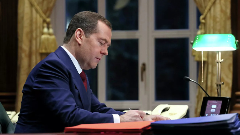 Медведев назвал причины отставки правительства РФ.