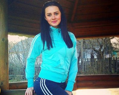 Жительница Тореза Донецкой области Екатерина Пархоменко выложила несколько фото в Instagram, где продемонстрировала тушь для ресниц со сбитого Боинга-777.