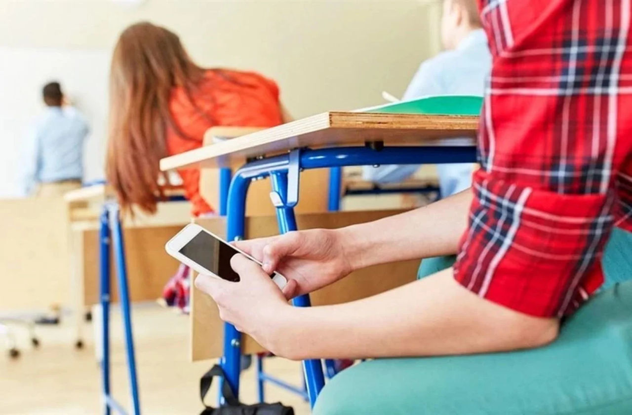 Interzicerea telefoanelor în școli: În ce cazuri elevii vor putea să le folosească.