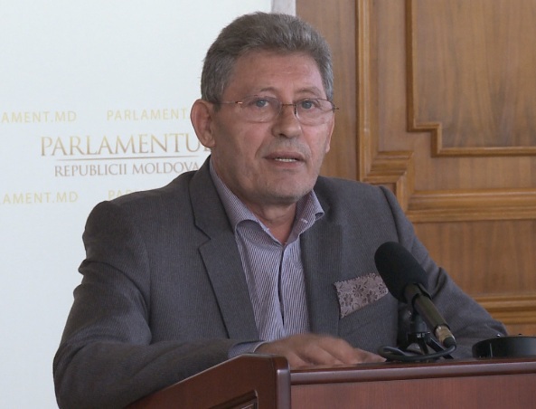 Vădit deranjat de replica lui Corman, liberalul Mihai Ghimpu i-a sugerat spicherului să-și schimbe comportamentul.