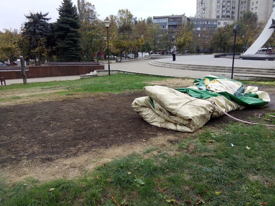 ”Frumusețea” care rămâne în parcurile din capitală după dezinstalarea trambulinelor și a topoganelor