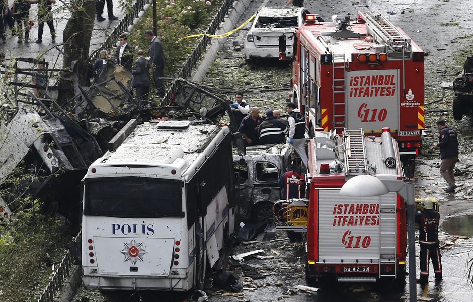 Mașina-capcană a fost detonată prin telecomandă şi a vizat un autobuz al poliției.