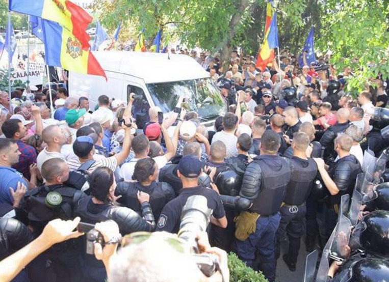 Напомним, что полиция предотвратила попытку въехать на микроавтобусе в толпу, перед зданием телекомпании Teleradio Moldova.