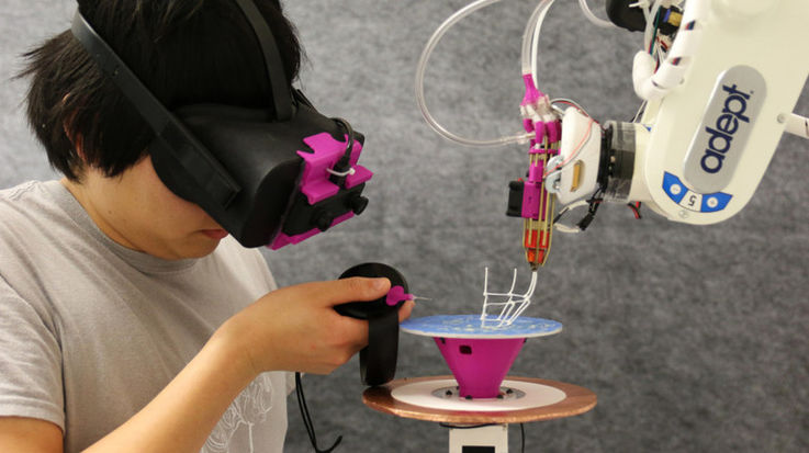 O imprimantă 3D robotică poate printa schițe în timp real