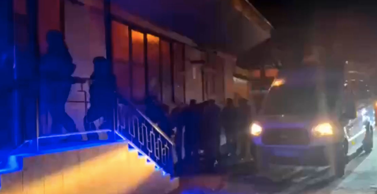 Descinderi nocturne în cluburi din Chișinău: Droguri descoperite și trei persoane reținute.