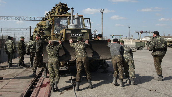 Согласно договоренностям, украинская военная техника, корабли и суда должны быть выведены с полуострова на материковую часть Украины.