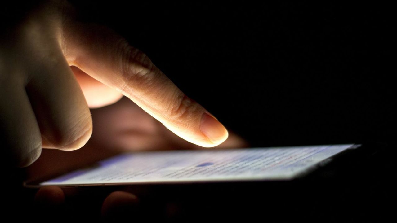 Неизвестные хакеры угрожают стереть данные со всех iPhone.