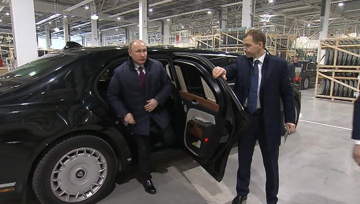 Путин въехал в цех завода «Мерседес» на Aurus.