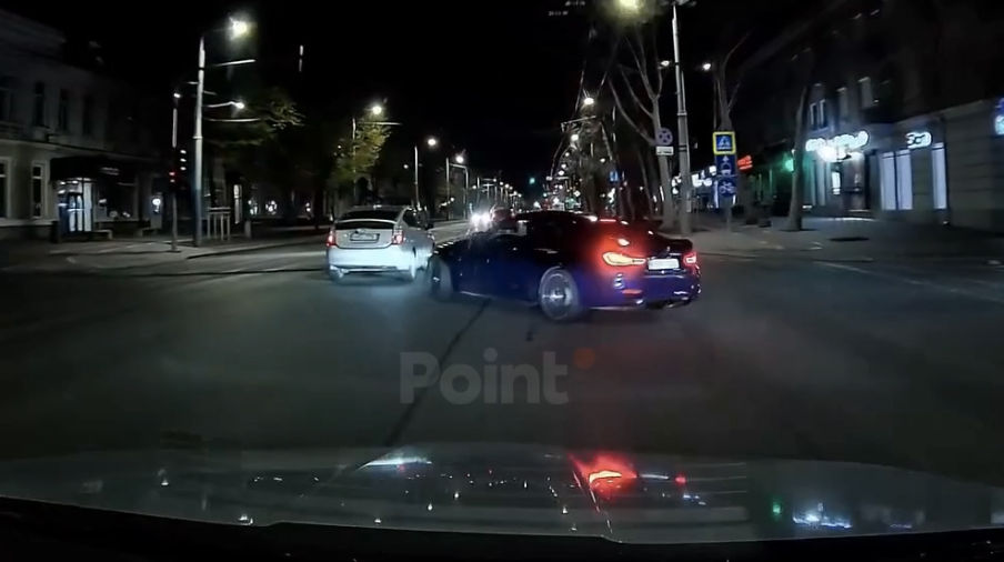 В Кишинёве дрифтер на BMW не справился с управлением и выехал на встречную полосу.