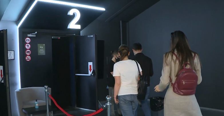 В кинотеатрах и театрах наблюдается ажиотаж: зрители раскупают билеты.