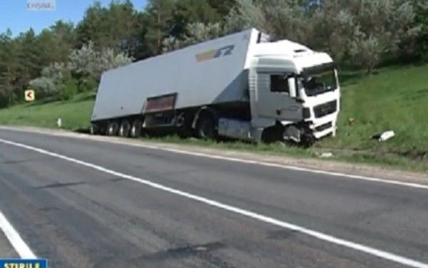 Coșmarul continuă pentru șoferul care a dormit 4 zile lângă camionul său. 