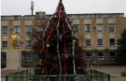 Жителей Чадыр-Лунги расстроил внешний вид новогодней елки.