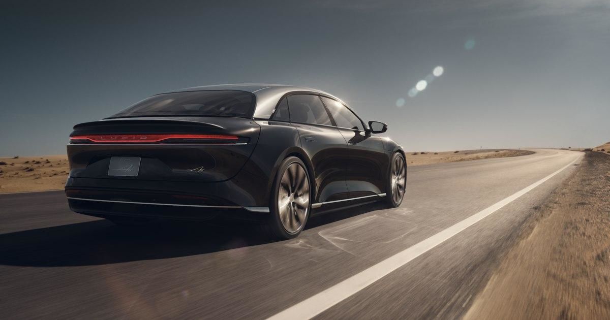 Lucid Air способен на одной зарядке проезжать до 517 миль или 832 километра.