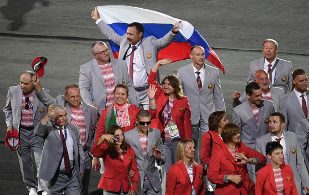 Белорусский функционер Андрей Фомочкин пронес флаг России.