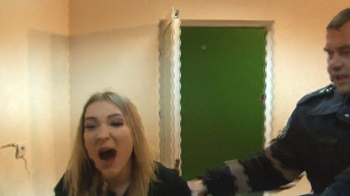 O blondă bătăușă se dă în spectacol la Inspectoratul de Poliţie