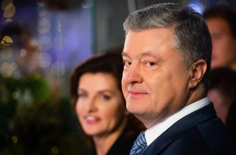 На Украине следователи закрыли три уголовных дела против Порошенко.