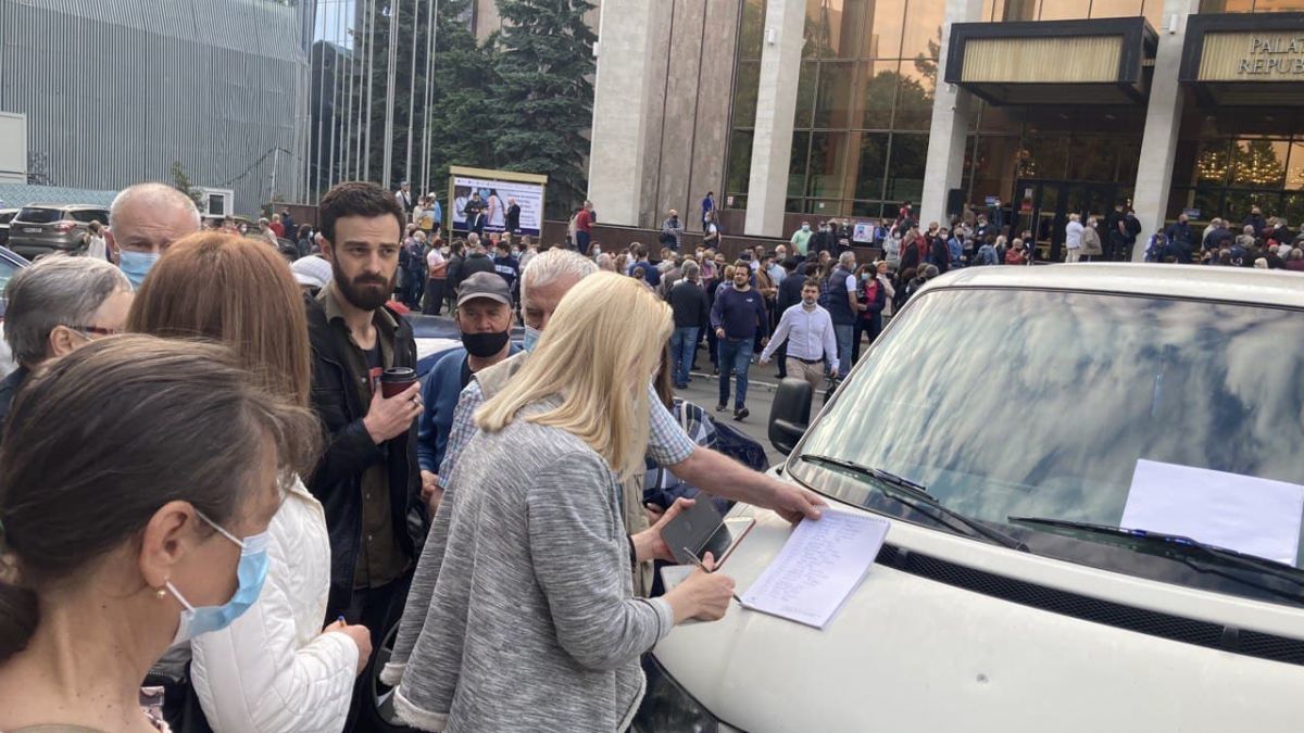 У Дворца Республики собралась очередь из желающих привиться.