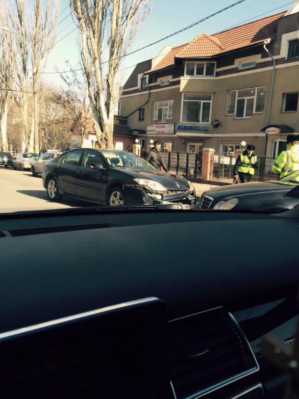 A intrat cu mașina pe contrasens și a lovit un Mercedes. Foto: deschide.md