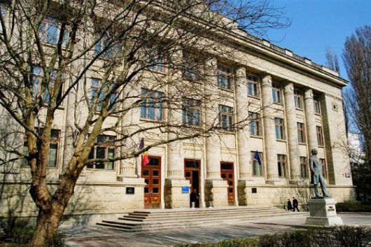 Календарь имеет 260 страниц и содержит 225 статей о выдающихся личностях  страны и зарубежья.