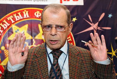 Прибывшие медики доставили 81-летнего писателя в одну из ведомственных клиник.