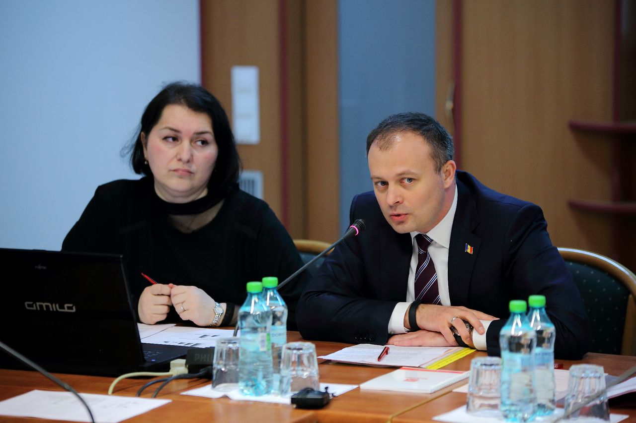 Conceptul e-Parlament urmează a fi implementat pe parcursul anului 2015 pentru a crește nivelul de transparență a procesului legislativ.