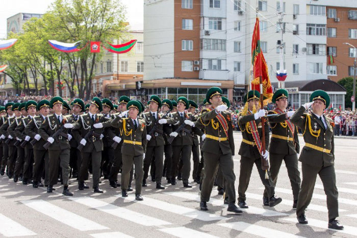 В Тирасполе начался военный Парад в честь 73-й годовщины Победы в Великой Отечественной войне. 