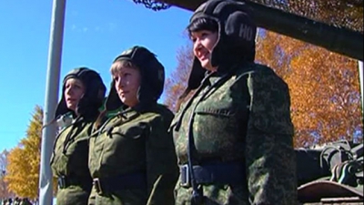 Сейчас шесть будущих танкистов обучаются вождению машин в своей части.