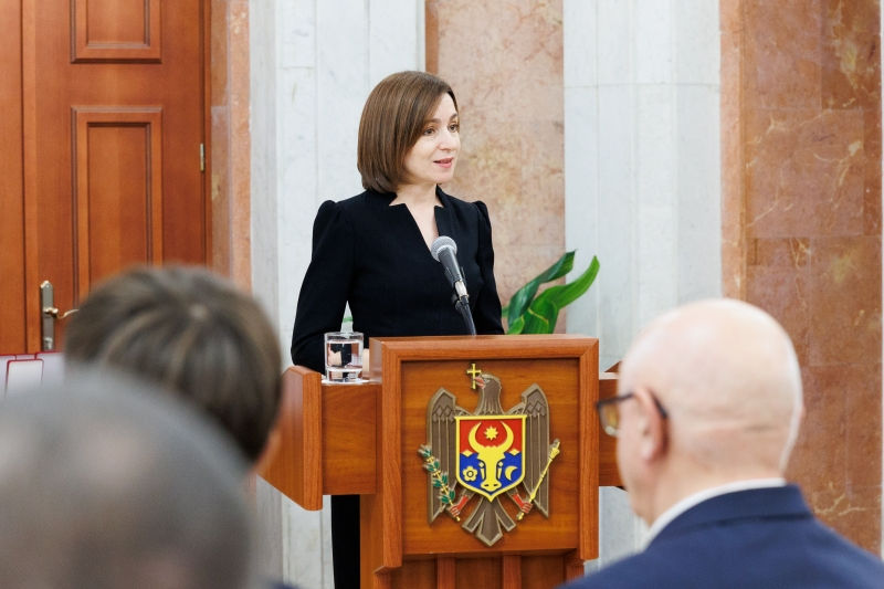 Maia Sandu a conferit distincții mai multor angajați din domeniile publice.
