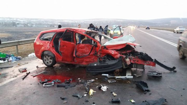 Tragedia s-a produs după ce șoferul unui autoturism a ieșit pe contrasens și s-a ciocnit frontal cu un alt automobil care circula regulamentar. 