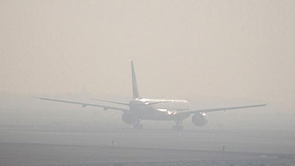 Метеорологи прогнозируют, что в ближайшие 24 часа туман только усилится.