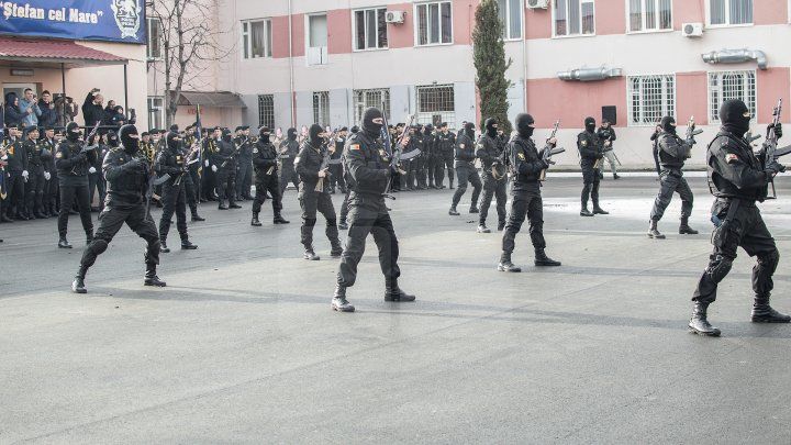 Brigada Fulger oferă lecții gratuite elevilor din Capitală